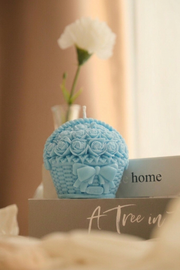 Fiyonklu Gül Sepeti Mum Açık Mavi