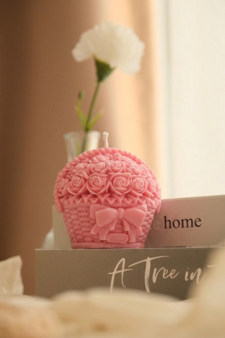 Fiyonklu Gül Sepeti Mum Pembe